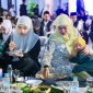 Gubernur Jawa Timur Khofifah Indar Parawansa bersama Cucu Aila serta Wagub Emil Dardak sahur bareng di Masjid Al Akbar Surabaya. (Foto: Adpim For DigitalJatim)
