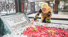 Gubernur Jawa Timur Khofifah Indar Parawansa berziarah ke makam KH. Abdurrahman Wahid (Gus Dur) di Ponpes Tebuireng Jombang. (foto: Adpim For DigitalJatim)