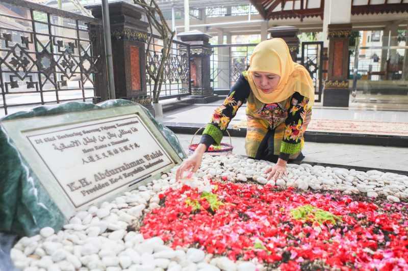 Gubernur Jawa Timur Khofifah Indar Parawansa berziarah ke makam KH. Abdurrahman Wahid (Gus Dur) di Ponpes Tebuireng Jombang. (foto: Adpim For DigitalJatim)