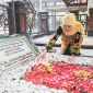 Gubernur Jawa Timur Khofifah Indar Parawansa berziarah ke makam KH. Abdurrahman Wahid (Gus Dur) di Ponpes Tebuireng Jombang. (foto: Adpim For DigitalJatim)