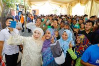 Warga tetap memadati kediaman Gubernur Khofifah di kawasan Jemursari, Surabaya. (Foto : Adpim For DigitalJatim)