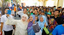 Warga tetap memadati kediaman Gubernur Khofifah di kawasan Jemursari, Surabaya. (Foto : Adpim For DigitalJatim)