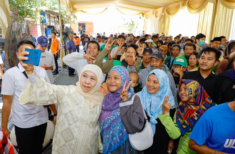 Warga tetap memadati kediaman Gubernur Khofifah di kawasan Jemursari, Surabaya. (Foto : Adpim For DigitalJatim)