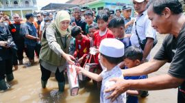 Gubernur Jawa Timur Khofifah Indar Parawansa terjun langsung meninjau banjir di Dusun Bandaran, Desa Jarangan, Kecamatan Rejoso, Kabupaten Pasuruan. (Foto: Adpim For DigitalJatim)