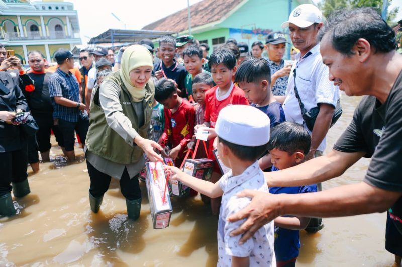 Gubernur Jawa Timur Khofifah Indar Parawansa terjun langsung meninjau banjir di Dusun Bandaran, Desa Jarangan, Kecamatan Rejoso, Kabupaten Pasuruan. (Foto: Adpim For DigitalJatim)