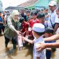 Gubernur Jawa Timur Khofifah Indar Parawansa terjun langsung meninjau banjir di Dusun Bandaran, Desa Jarangan, Kecamatan Rejoso, Kabupaten Pasuruan. (Foto: Adpim For DigitalJatim)