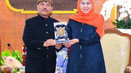 Gubernur Jawa Timur Khofifah Indar Parawansa (Kanan) menerima audiensi yang dipimping sesepuh Suku Tengger, Supoyo bersama rombongannya di Gedung Grahadi Surabaya. (Foto: Adpim For DigitalJatim)