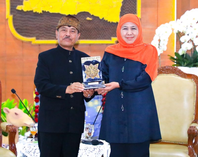 Gubernur Jawa Timur Khofifah Indar Parawansa (Kanan) menerima audiensi yang dipimping sesepuh Suku Tengger, Supoyo bersama rombongannya di Gedung Grahadi Surabaya. (Foto: Adpim For DigitalJatim)