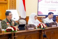 Gubernur Jawa Timur Khofifah Indar Parawansa bersama Kepala BNPB Letjen TNI Suharyanto menggelar Rapat Koordinasi (Rakor) Penanganan Dampak Bencana Hidrometeorologi dan Potensi Bencana Musim Kemarau di Gedung Negara Grahadi, Surabaya. (Foto: Adpim For DigitalJatim)