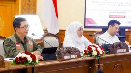 Gubernur Jawa Timur Khofifah Indar Parawansa bersama Kepala BNPB Letjen TNI Suharyanto menggelar Rapat Koordinasi (Rakor) Penanganan Dampak Bencana Hidrometeorologi dan Potensi Bencana Musim Kemarau di Gedung Negara Grahadi, Surabaya. (Foto: Adpim For DigitalJatim)