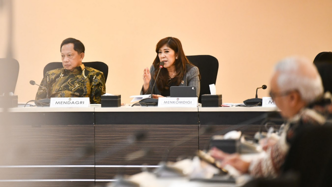 Menteri Komunikasi dan Digital (Menkomdigi) Meutya Hafid dalam Rapat Koordinasi Tingkat Menteri Sinkronisasi, Koordinasi, dan Pengendalian (SKP) Pencegahan dan Penanganan Masalah Kesehatan Jiwa Anak dan Remaja di Kantor Kementerian Koordinator Pembangunan Manusia dan Kebudayaan (Kemenko PMK), Jakarta Pusat. (Foto: Istimewa)