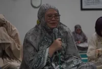 Kepala Dinas Komunikasi dan Informatika (Kominfo) Provinsi Jawa Timur, Sherlita Ratna Dewi Agustina, saat menyampaikan kultum bertema transformasi Ramadan usai salat Zuhur berjamaah di Masjid Al Qomar Kominfo Jatim. (Foto: Istimewa)