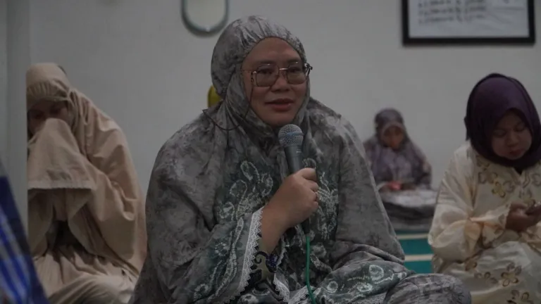 Kepala Dinas Komunikasi dan Informatika (Kominfo) Provinsi Jawa Timur, Sherlita Ratna Dewi Agustina, saat menyampaikan kultum bertema transformasi Ramadan usai salat Zuhur berjamaah di Masjid Al Qomar Kominfo Jatim. (Foto: Istimewa)