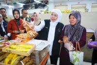 Gubernur Jawa Timur Khofifah Indar Parawansa didampingi Plt. Bupati Ponorogo Lisdyarita menijau cek langsung harga kebutuhan pokok sekaligus dialog di Pasar Legi. (Foto: Adpim For Digitaljatim)