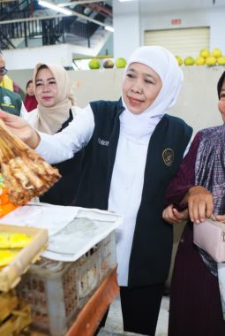 Gubernur Khofifah Pastikan Kebutuhan Pokok Stabil, Langsung Cek Pasar Legi Ponorogo