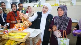 Gubernur Jawa Timur Khofifah Indar Parawansa didampingi Plt. Bupati Ponorogo Lisdyarita menijau cek langsung harga kebutuhan pokok sekaligus dialog di Pasar Legi. (Foto: Adpim For Digitaljatim)