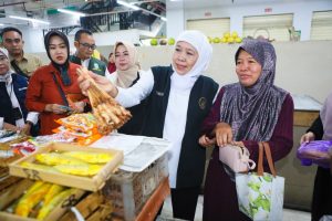Gubernur Khofifah Pastikan Kebutuhan Pokok Stabil, Langsung Cek Pasar Legi Ponorogo