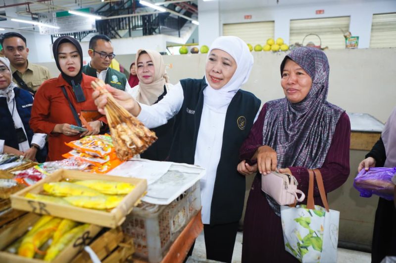 Gubernur Jawa Timur Khofifah Indar Parawansa didampingi Plt. Bupati Ponorogo Lisdyarita menijau cek langsung harga kebutuhan pokok sekaligus dialog di Pasar Legi. (Foto: Adpim For Digitaljatim)