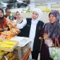 Gubernur Jawa Timur Khofifah Indar Parawansa didampingi Plt. Bupati Ponorogo Lisdyarita menijau cek langsung harga kebutuhan pokok sekaligus dialog di Pasar Legi. (Foto: Adpim For Digitaljatim)