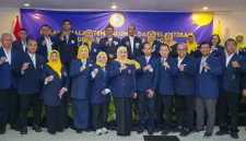 Ketua Umum Pengurus Pusat Ikatan Keluarga Alumni (IKA) Universitas Airlangga (UNAIR) yang juga Gubernur Jawa Timur Khofifah Indar Parawansa melantik Pengurus Wilayah IKA UNAIR Jawa Tengah di UTC Convention Hotel, Semarang. (Foto : Adpim For Digitaljatim)