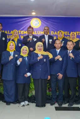 Khofifah Kukuhkan Pengurus IKA Unair Jateng, Tekankan Keadilan Layanan Kesehatan