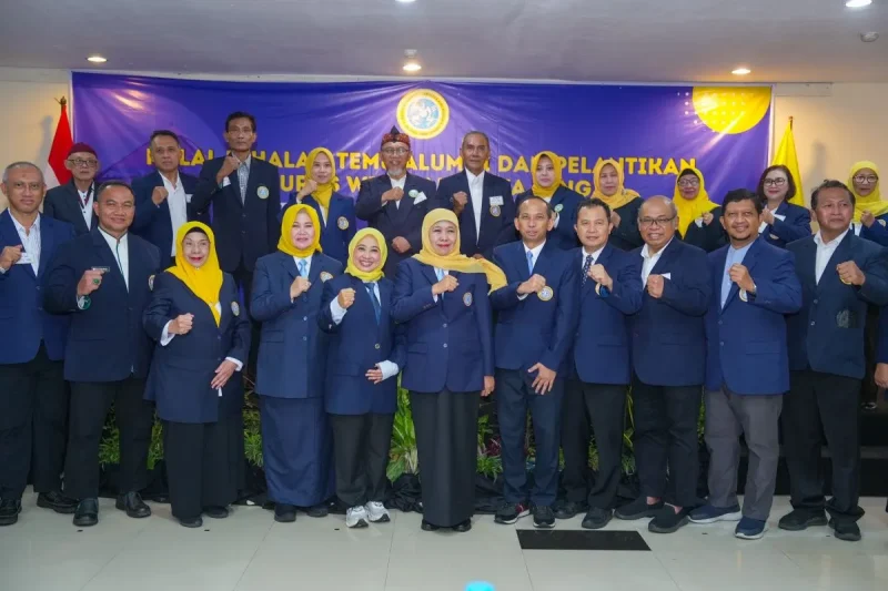 Ketua Umum Pengurus Pusat Ikatan Keluarga Alumni (IKA) Universitas Airlangga (UNAIR) yang juga Gubernur Jawa Timur Khofifah Indar Parawansa melantik Pengurus Wilayah IKA UNAIR Jawa Tengah di UTC Convention Hotel, Semarang. (Foto : Adpim For Digitaljatim)