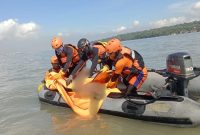 Setelah Pencarian Intensif, Tim SAR Gabungan Temukan Korban Tenggelam di Selat Madura.