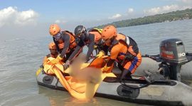 Setelah Pencarian Intensif, Tim SAR Gabungan Temukan Korban Tenggelam di Selat Madura.