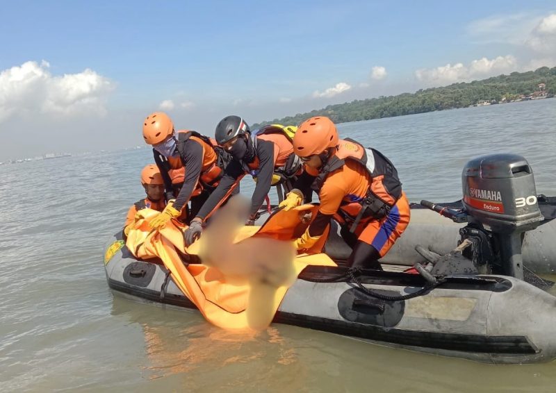 Setelah Pencarian Intensif, Tim SAR Gabungan Temukan Korban Tenggelam di Selat Madura.