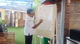 Kepala Dinas Lingkungan Hidup dan Kebersihan (DLHK) Sidoarjo Arif Mulyono saat ditemui awak media di kantor DLHK Sidoarjo. 