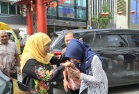 Gubernur Jawa Timur Khofifah Indar Parawansa bersama Anggota DPD RI Lia Istifhama. (Foto: Istimewa)