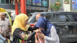 Gubernur Jawa Timur Khofifah Indar Parawansa bersama Anggota DPD RI Lia Istifhama. (Foto: Istimewa)