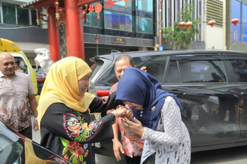 Gubernur Jawa Timur Khofifah Indar Parawansa bersama Anggota DPD RI Lia Istifhama. (Foto: Istimewa)