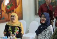Gubernur Jawa Timur Khofifah Indar Parawansa (kiri) bersama Anggota DPD RI Lia Istifhama (kanan).