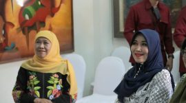 Gubernur Jawa Timur Khofifah Indar Parawansa (kiri) bersama Anggota DPD RI Lia Istifhama (kanan). 