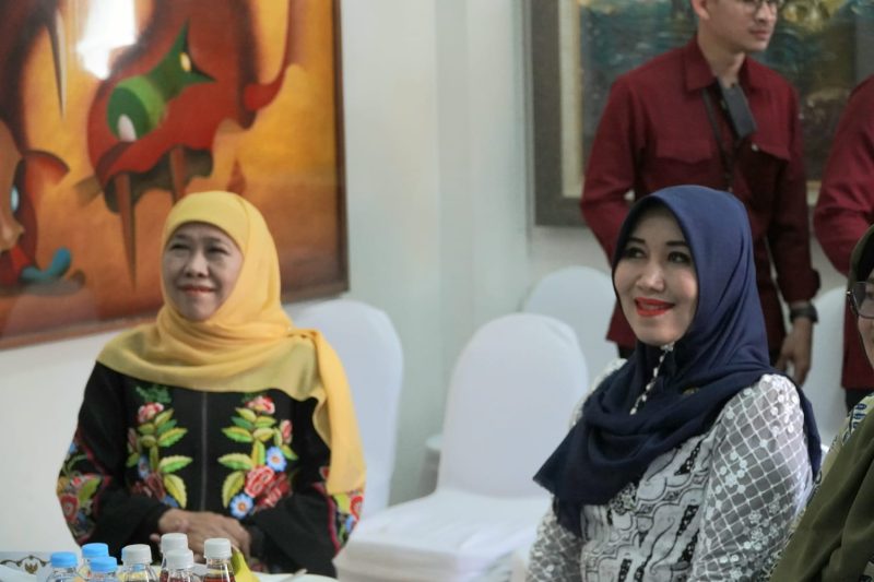 Gubernur Jawa Timur Khofifah Indar Parawansa (kiri) bersama Anggota DPD RI Lia Istifhama (kanan). 