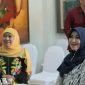 Gubernur Jawa Timur Khofifah Indar Parawansa (kiri) bersama Anggota DPD RI Lia Istifhama (kanan). 