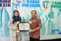 Anggota DPD RI Lia Istifhama menerima aspirasi sebagai senator idola dari Radar Surabaya. (Foto: Istimewa)