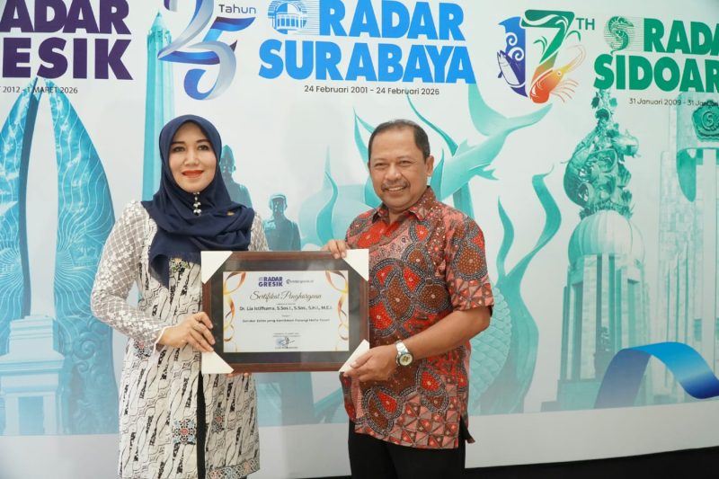 Anggota DPD RI Lia Istifhama menerima aspirasi sebagai senator idola dari Radar Surabaya. (Foto: Istimewa)