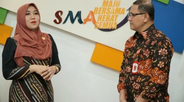 Anggota DPD RI Lia Istifhama bersama Kepala Dindik Jatim, Aries Agung Paewai di Kantor Dinas Pendidikan Jawa Timur. (Foto: Istimewa)