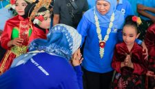 Gubernur Khofifah saat menghadiri kegiatan Jalan Sehat Formasi MBG 2026 di Halaman SPPG Al Anwar Group, Bangkalan. (Foto: Adpim For digitaljatim)