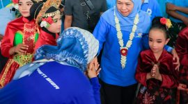 Gubernur Khofifah saat menghadiri kegiatan Jalan Sehat Formasi MBG 2026 di Halaman SPPG Al Anwar Group, Bangkalan. (Foto: Adpim For digitaljatim)