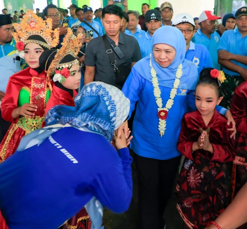 Gubernur Khofifah saat menghadiri kegiatan Jalan Sehat Formasi MBG 2026 di Halaman SPPG Al Anwar Group, Bangkalan. (Foto: Adpim For digitaljatim)
