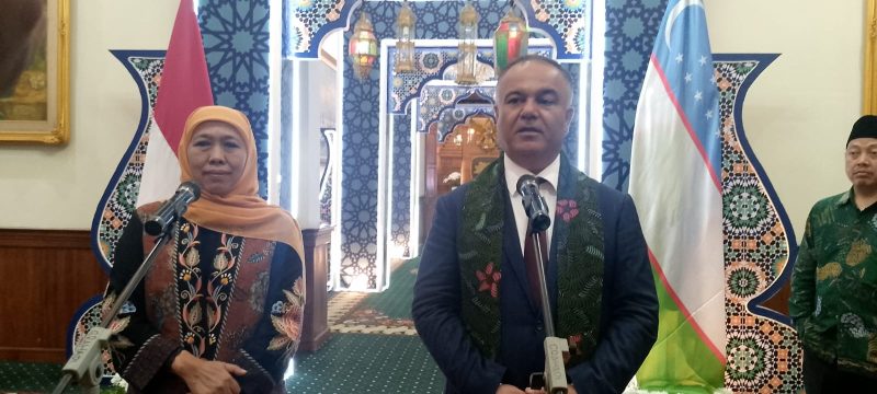 Gubernur Provinsi Jawa Timur Khofifah Indar Parawansa menerima kunjungan Gubernur Provinsi Samarkand, Uzbekistan Adiz Boboev dalam agenda gala dinner di Gedung Negara Grahadi. (Foto: Syaiful/Digitaljatim)