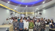Anggota Komisi A DPRD Provinsi Jawa Timur, Ahmad Iwan Zunaih, menggelar kegiatan sosialisasi bertema Optimalisasi Peran Keluarga sebagai Madrasah Pertama dalam Pembinaan Keagamaan Anak di Aula KKS Bumi Arto Mulyo, Desa Solokuro, Kecamatan Solokuro, Kabupaten Lamongan. (Foto: Istimewa)
