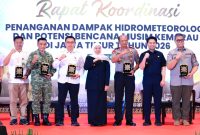 Gubernur Jawa Timur Khofifah Indar Parawansa didampingi Wakil Gubernur Jawa Timur Emil Elestianto Dardak memimpin Rapat Koordinasi Penanganan Dampak Hidrometeorologi dan Potensi  Kemarau Panjang 2026 di Dyandra Convention Center Surabaya. (Foto: Adpim For Digitaljatim)
