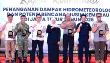 Gubernur Jawa Timur Khofifah Indar Parawansa didampingi Wakil Gubernur Jawa Timur Emil Elestianto Dardak memimpin Rapat Koordinasi Penanganan Dampak Hidrometeorologi dan Potensi Kemarau Panjang 2026 di Dyandra Convention Center Surabaya. (Foto: Adpim For Digitaljatim)