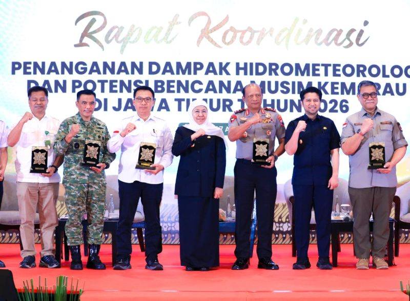 Gubernur Jawa Timur Khofifah Indar Parawansa didampingi Wakil Gubernur Jawa Timur Emil Elestianto Dardak memimpin Rapat Koordinasi Penanganan Dampak Hidrometeorologi dan Potensi  Kemarau Panjang 2026 di Dyandra Convention Center Surabaya. (Foto: Adpim For Digitaljatim)