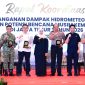 Gubernur Jawa Timur Khofifah Indar Parawansa didampingi Wakil Gubernur Jawa Timur Emil Elestianto Dardak memimpin Rapat Koordinasi Penanganan Dampak Hidrometeorologi dan Potensi  Kemarau Panjang 2026 di Dyandra Convention Center Surabaya. (Foto: Adpim For Digitaljatim)