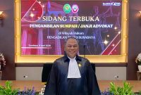 Ketua Dewan Penasehat Partai Gerindra DPC Kabupaten Sidoarjo sekaligus mantan anggota DPR RI periode 2019–2024, H. Rahmat Muhajirin resmi disumpah sebagai advokat di Pengadilan Tinggi (PT) Surabaya. (Foto: Istimewa)